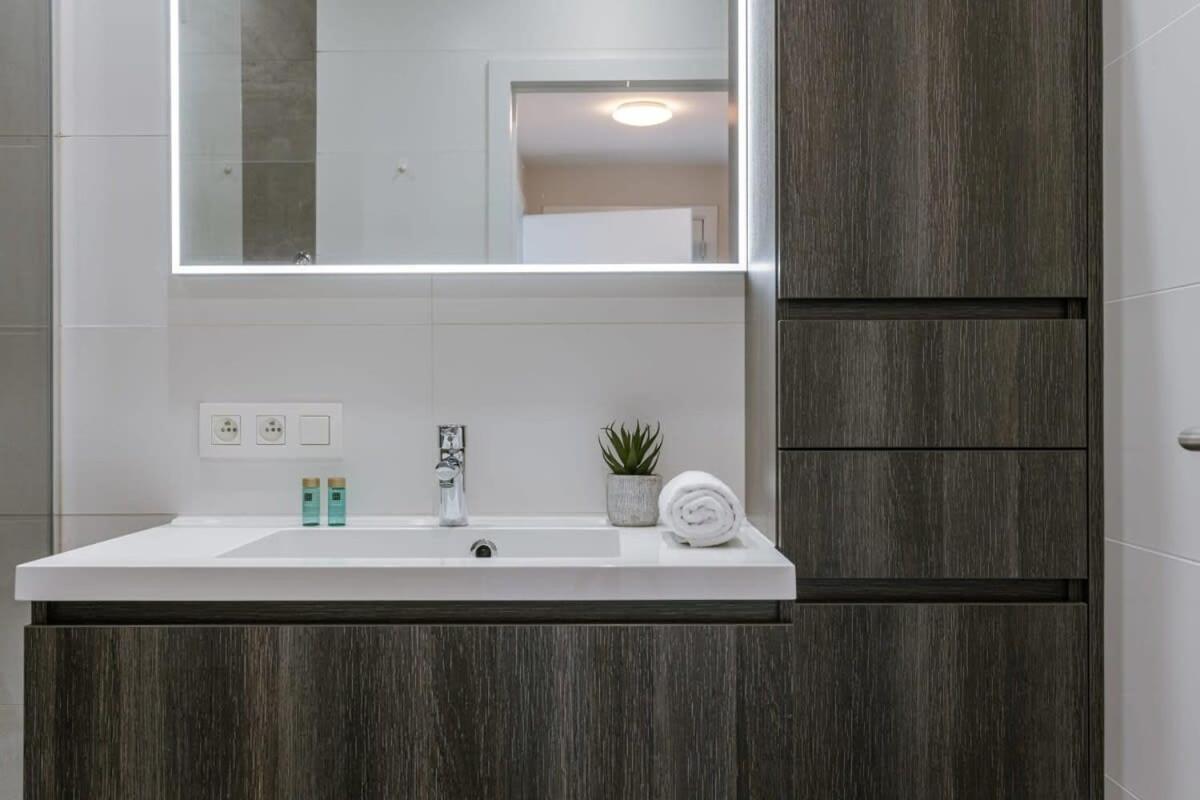 Huswell - Bright Seaview Apartment In Oostende Экстерьер фото